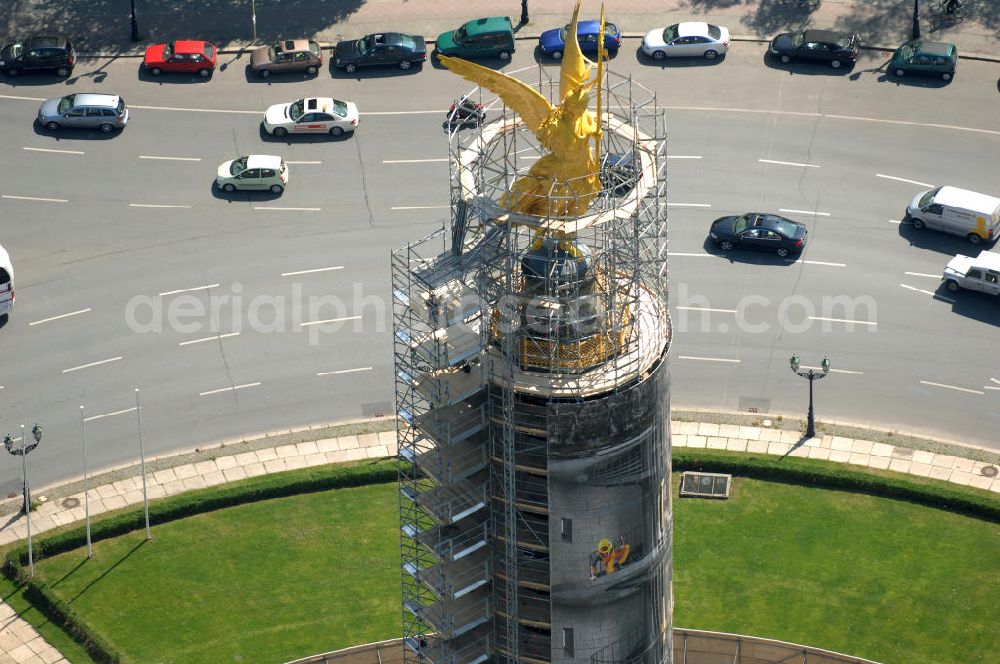 Aerial photograph Berlin - Blick auf die wegen Baumaßnahmen verhüllte und eingerüstete Siegessäule im Berliner Tiergarten. Derzeit wird die Siegessäule umfassend renoviert, unter an derem mit einer kompletten Neuvergoldung der Viktoria. View of the construction work at the Victory Column in Berlin's Tiergarten. Currently, the Victory Column is completely renovated, including a complete new gilding of Victoria.