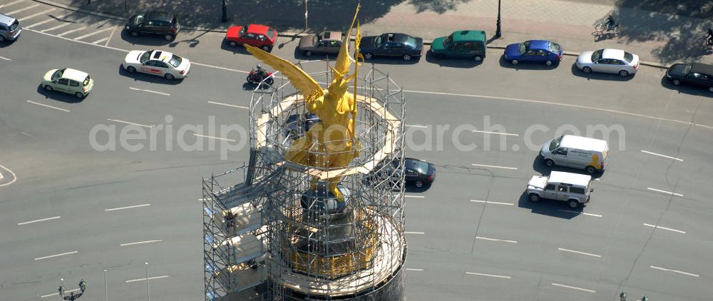 Berlin from above - Blick auf die wegen Baumaßnahmen verhüllte und eingerüstete Siegessäule im Berliner Tiergarten. Derzeit wird die Siegessäule umfassend renoviert, unter an derem mit einer kompletten Neuvergoldung der Viktoria. View of the construction work at the Victory Column in Berlin's Tiergarten. Currently, the Victory Column is completely renovated, including a complete new gilding of Victoria.