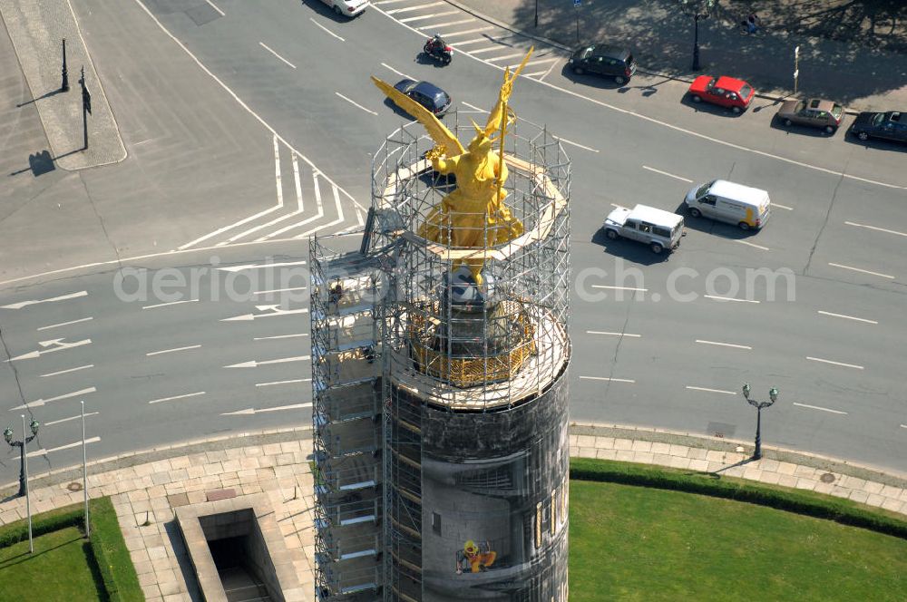 Berlin from the bird's eye view: Blick auf die wegen Baumaßnahmen verhüllte und eingerüstete Siegessäule im Berliner Tiergarten. Derzeit wird die Siegessäule umfassend renoviert, unter an derem mit einer kompletten Neuvergoldung der Viktoria. View of the construction work at the Victory Column in Berlin's Tiergarten. Currently, the Victory Column is completely renovated, including a complete new gilding of Victoria.