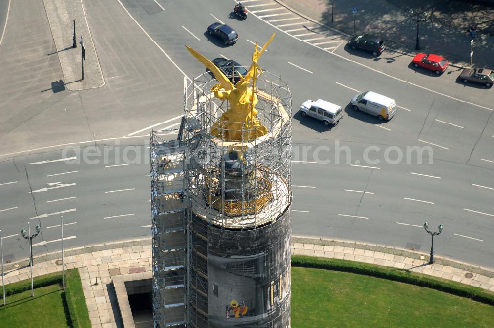 Aerial image Berlin - Blick auf die wegen Baumaßnahmen verhüllte und eingerüstete Siegessäule im Berliner Tiergarten. Derzeit wird die Siegessäule umfassend renoviert, unter an derem mit einer kompletten Neuvergoldung der Viktoria. View of the construction work at the Victory Column in Berlin's Tiergarten. Currently, the Victory Column is completely renovated, including a complete new gilding of Victoria.