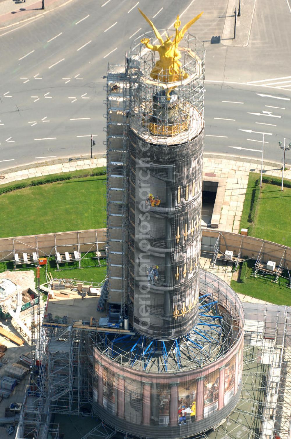 Aerial photograph Berlin - Blick auf die wegen Baumaßnahmen verhüllte und eingerüstete Siegessäule im Berliner Tiergarten. Derzeit wird die Siegessäule umfassend renoviert, unter an derem mit einer kompletten Neuvergoldung der Viktoria. View of the construction work at the Victory Column in Berlin's Tiergarten. Currently, the Victory Column is completely renovated, including a complete new gilding of Victoria.