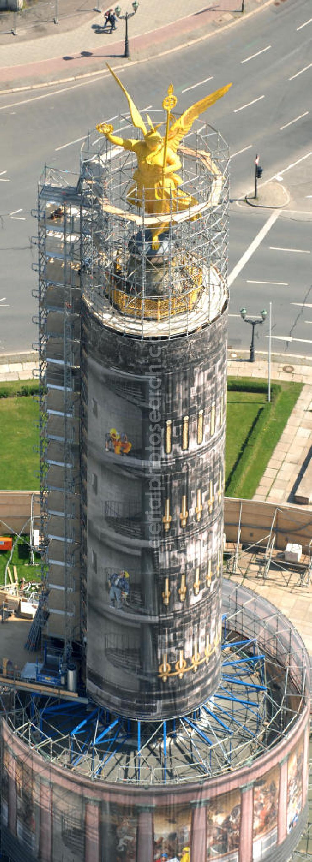 Berlin from above - Blick auf die wegen Baumaßnahmen verhüllte und eingerüstete Siegessäule im Berliner Tiergarten. Derzeit wird die Siegessäule umfassend renoviert, unter an derem mit einer kompletten Neuvergoldung der Viktoria. View of the construction work at the Victory Column in Berlin's Tiergarten. Currently, the Victory Column is completely renovated, including a complete new gilding of Victoria.