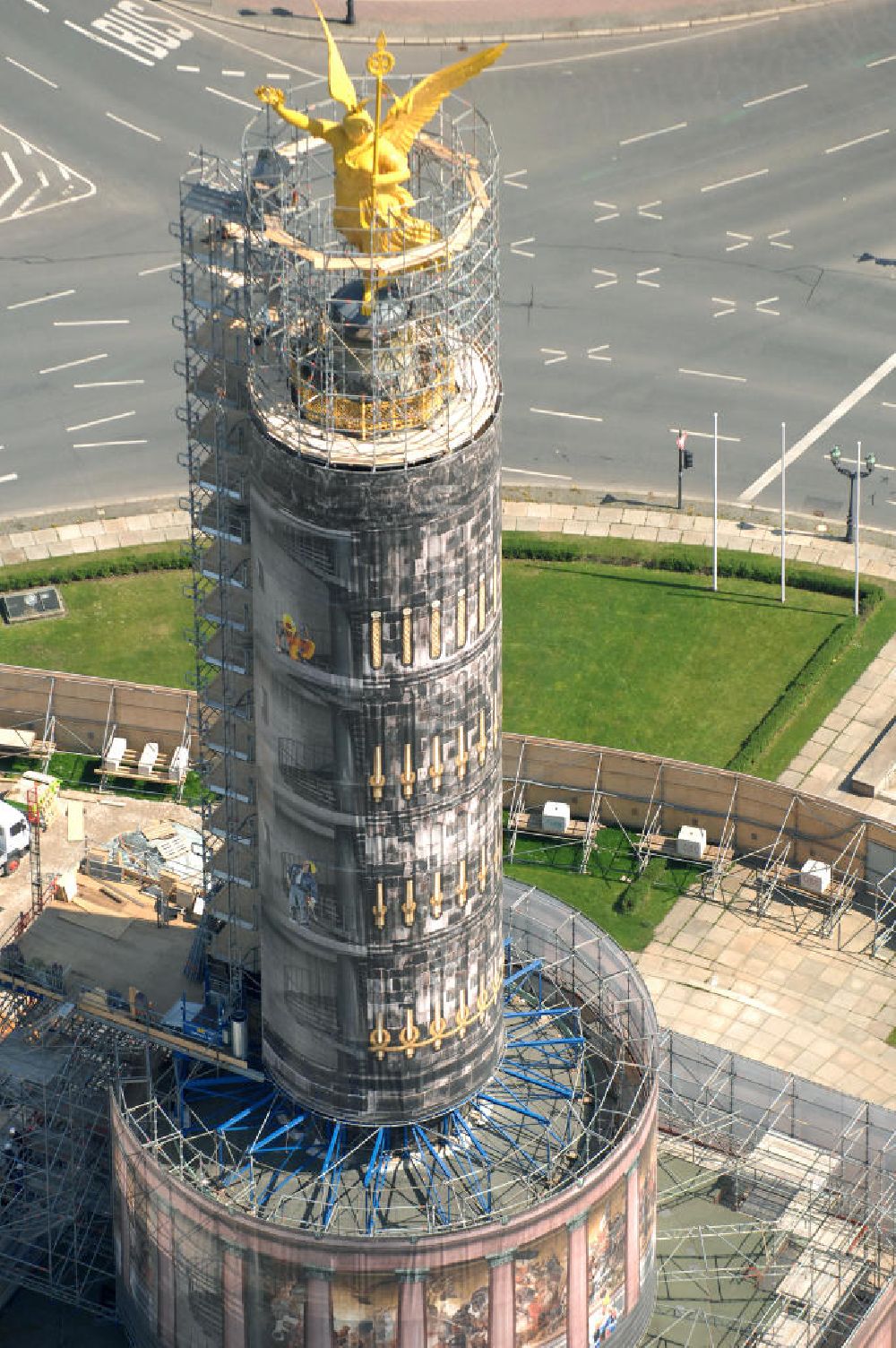 Berlin from the bird's eye view: Blick auf die wegen Baumaßnahmen verhüllte und eingerüstete Siegessäule im Berliner Tiergarten. Derzeit wird die Siegessäule umfassend renoviert, unter an derem mit einer kompletten Neuvergoldung der Viktoria. View of the construction work at the Victory Column in Berlin's Tiergarten. Currently, the Victory Column is completely renovated, including a complete new gilding of Victoria.