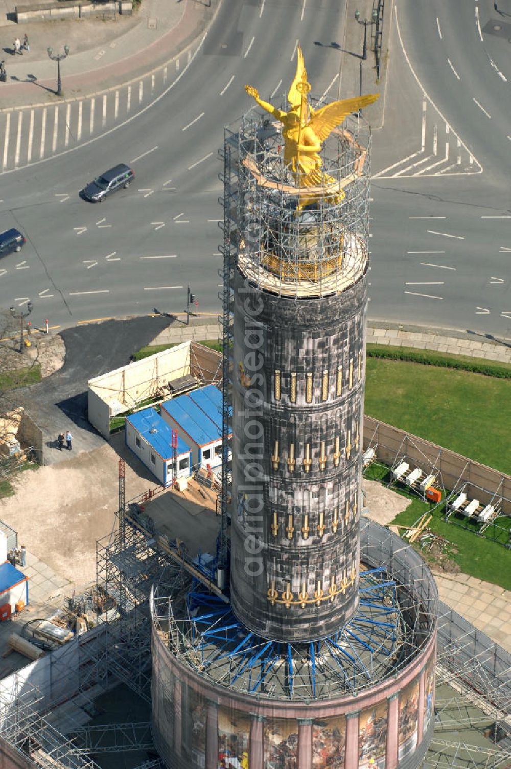 Aerial image Berlin - Blick auf die wegen Baumaßnahmen verhüllte und eingerüstete Siegessäule im Berliner Tiergarten. Derzeit wird die Siegessäule umfassend renoviert, unter an derem mit einer kompletten Neuvergoldung der Viktoria. View of the construction work at the Victory Column in Berlin's Tiergarten. Currently, the Victory Column is completely renovated, including a complete new gilding of Victoria.