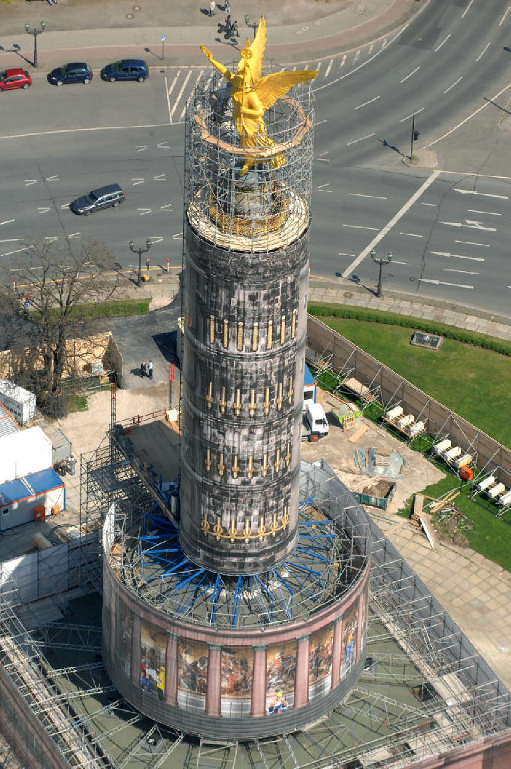 Aerial photograph Berlin - Blick auf die wegen Baumaßnahmen verhüllte und eingerüstete Siegessäule im Berliner Tiergarten. Derzeit wird die Siegessäule umfassend renoviert, unter an derem mit einer kompletten Neuvergoldung der Viktoria. View of the construction work at the Victory Column in Berlin's Tiergarten. Currently, the Victory Column is completely renovated, including a complete new gilding of Victoria.