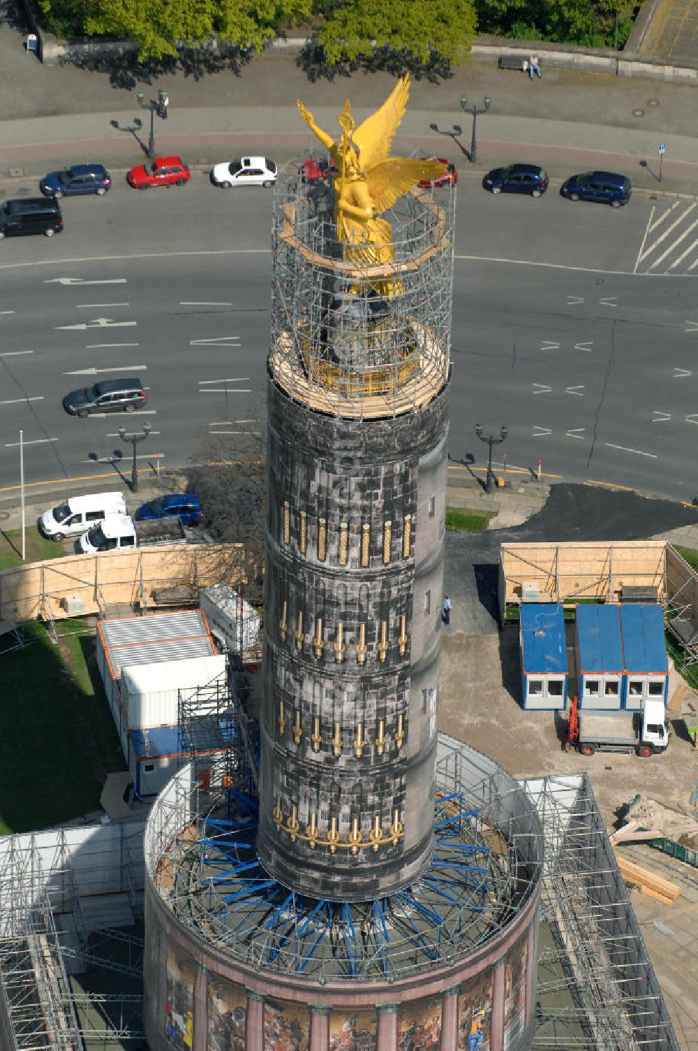 Berlin from above - Blick auf die wegen Baumaßnahmen verhüllte und eingerüstete Siegessäule im Berliner Tiergarten. Derzeit wird die Siegessäule umfassend renoviert, unter an derem mit einer kompletten Neuvergoldung der Viktoria. View of the construction work at the Victory Column in Berlin's Tiergarten. Currently, the Victory Column is completely renovated, including a complete new gilding of Victoria.