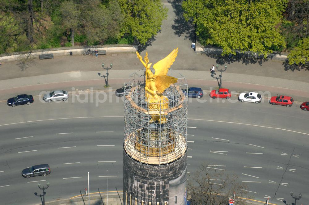 Berlin from the bird's eye view: Blick auf die wegen Baumaßnahmen verhüllte und eingerüstete Siegessäule im Berliner Tiergarten. Derzeit wird die Siegessäule umfassend renoviert, unter an derem mit einer kompletten Neuvergoldung der Viktoria. View of the construction work at the Victory Column in Berlin's Tiergarten. Currently, the Victory Column is completely renovated, including a complete new gilding of Victoria.