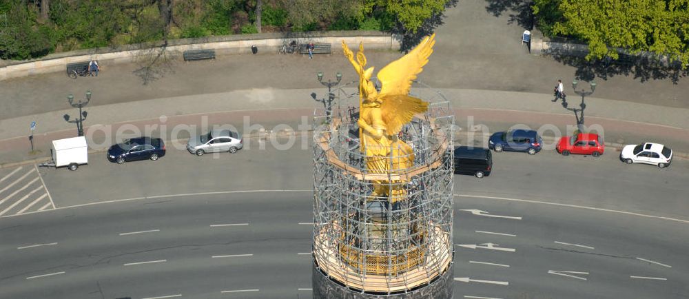 Aerial image Berlin - Blick auf die wegen Baumaßnahmen verhüllte und eingerüstete Siegessäule im Berliner Tiergarten. Derzeit wird die Siegessäule umfassend renoviert, unter an derem mit einer kompletten Neuvergoldung der Viktoria. View of the construction work at the Victory Column in Berlin's Tiergarten. Currently, the Victory Column is completely renovated, including a complete new gilding of Victoria.