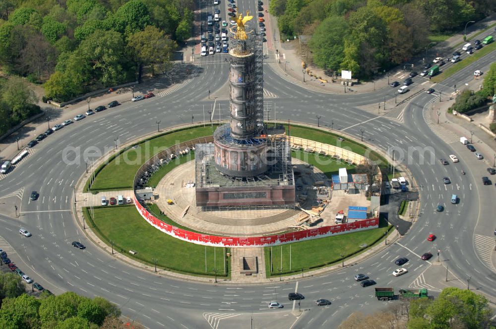 Aerial photograph Berlin - Blick auf die wegen Baumaßnahmen verhüllte und eingerüstete Siegessäule im Berliner Tiergarten. Derzeit wird die Siegessäule umfassend renoviert, unter an derem mit einer kompletten Neuvergoldung der Viktoria. View of the construction work at the Victory Column in Berlin's Tiergarten. Currently, the Victory Column is completely renovated, including a complete new gilding of Victoria.