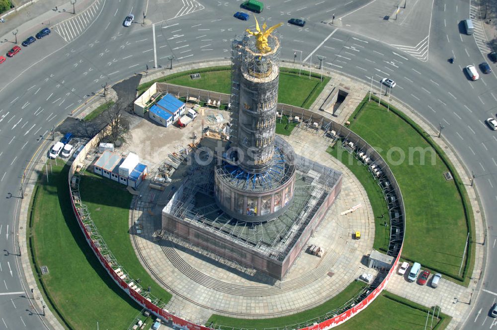 Berlin from above - Blick auf die wegen Baumaßnahmen verhüllte und eingerüstete Siegessäule im Berliner Tiergarten. Derzeit wird die Siegessäule umfassend renoviert, unter an derem mit einer kompletten Neuvergoldung der Viktoria. View of the construction work at the Victory Column in Berlin's Tiergarten. Currently, the Victory Column is completely renovated, including a complete new gilding of Victoria.