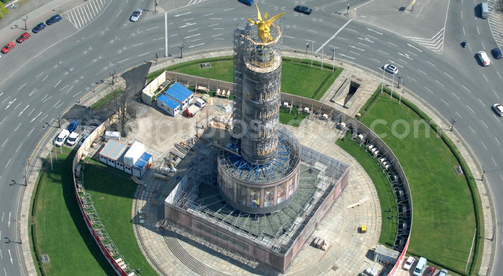 Berlin from the bird's eye view: Blick auf die wegen Baumaßnahmen verhüllte und eingerüstete Siegessäule im Berliner Tiergarten. Derzeit wird die Siegessäule umfassend renoviert, unter an derem mit einer kompletten Neuvergoldung der Viktoria. View of the construction work at the Victory Column in Berlin's Tiergarten. Currently, the Victory Column is completely renovated, including a complete new gilding of Victoria.