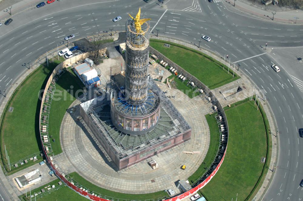 Aerial image Berlin - Blick auf die wegen Baumaßnahmen verhüllte und eingerüstete Siegessäule im Berliner Tiergarten. Derzeit wird die Siegessäule umfassend renoviert, unter an derem mit einer kompletten Neuvergoldung der Viktoria. View of the construction work at the Victory Column in Berlin's Tiergarten. Currently, the Victory Column is completely renovated, including a complete new gilding of Victoria.