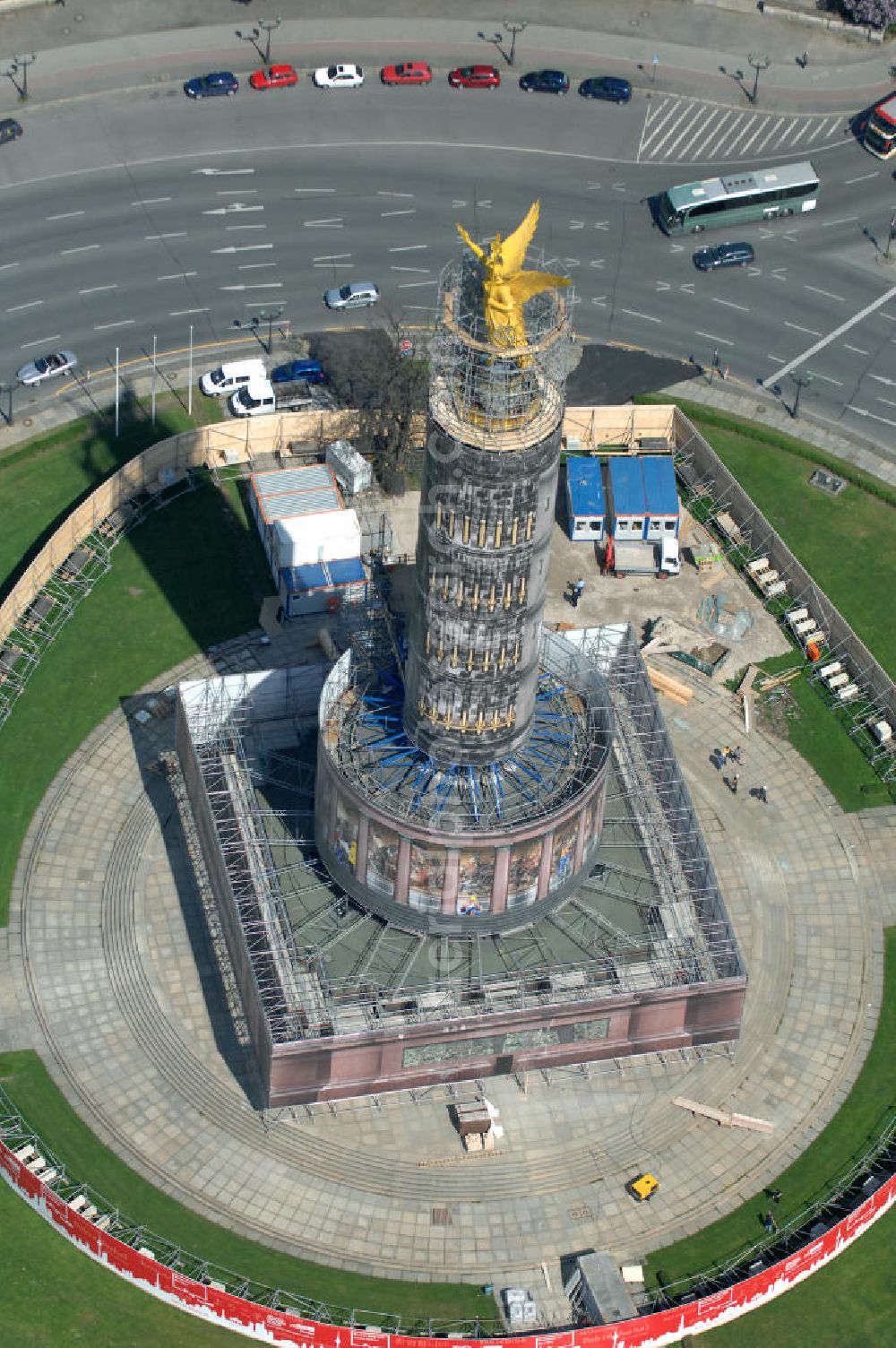 Aerial photograph Berlin - Blick auf die wegen Baumaßnahmen verhüllte und eingerüstete Siegessäule im Berliner Tiergarten. Derzeit wird die Siegessäule umfassend renoviert, unter an derem mit einer kompletten Neuvergoldung der Viktoria. View of the construction work at the Victory Column in Berlin's Tiergarten. Currently, the Victory Column is completely renovated, including a complete new gilding of Victoria.