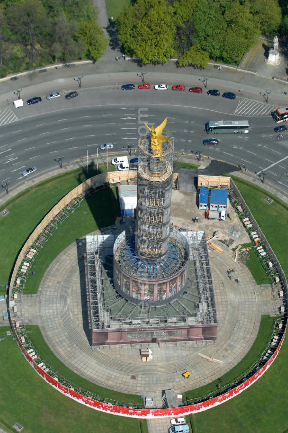 Berlin from above - Blick auf die wegen Baumaßnahmen verhüllte und eingerüstete Siegessäule im Berliner Tiergarten. Derzeit wird die Siegessäule umfassend renoviert, unter an derem mit einer kompletten Neuvergoldung der Viktoria. View of the construction work at the Victory Column in Berlin's Tiergarten. Currently, the Victory Column is completely renovated, including a complete new gilding of Victoria.