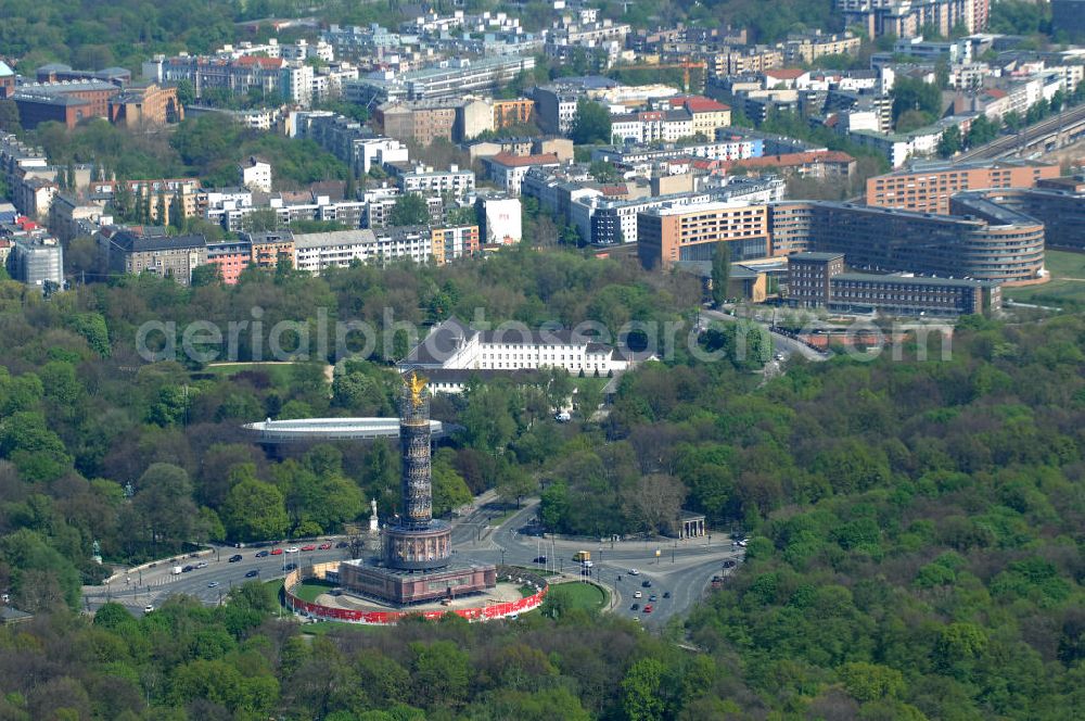 Berlin from the bird's eye view: Blick auf die wegen Baumaßnahmen verhüllte und eingerüstete Siegessäule im Berliner Tiergarten. Derzeit wird die Siegessäule umfassend renoviert, unter an derem mit einer kompletten Neuvergoldung der Viktoria. View of the construction work at the Victory Column in Berlin's Tiergarten. Currently, the Victory Column is completely renovated, including a complete new gilding of Victoria.