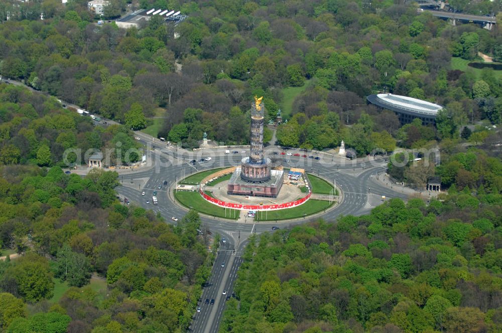 Aerial image Berlin - Blick auf die wegen Baumaßnahmen verhüllte und eingerüstete Siegessäule im Berliner Tiergarten. Derzeit wird die Siegessäule umfassend renoviert, unter an derem mit einer kompletten Neuvergoldung der Viktoria. View of the construction work at the Victory Column in Berlin's Tiergarten. Currently, the Victory Column is completely renovated, including a complete new gilding of Victoria.