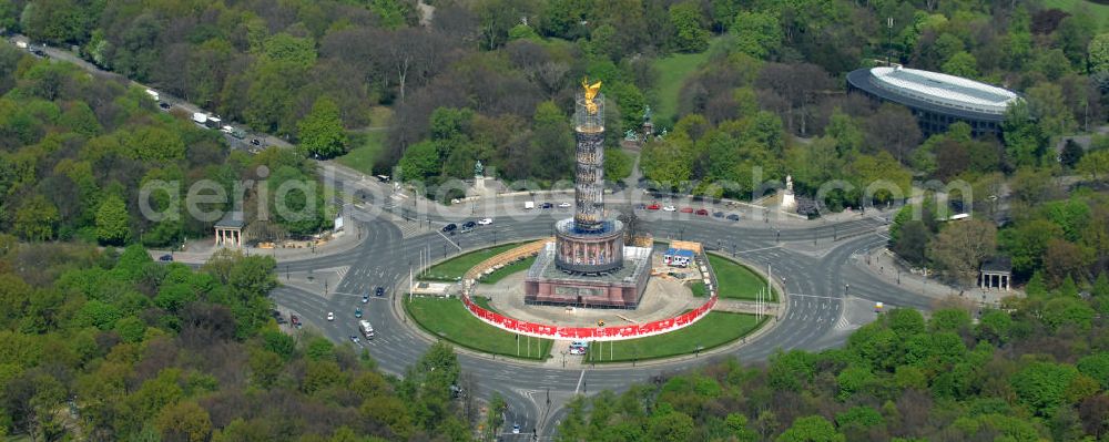 Aerial photograph Berlin - Blick auf die wegen Baumaßnahmen verhüllte und eingerüstete Siegessäule im Berliner Tiergarten. Derzeit wird die Siegessäule umfassend renoviert, unter an derem mit einer kompletten Neuvergoldung der Viktoria. View of the construction work at the Victory Column in Berlin's Tiergarten. Currently, the Victory Column is completely renovated, including a complete new gilding of Victoria.