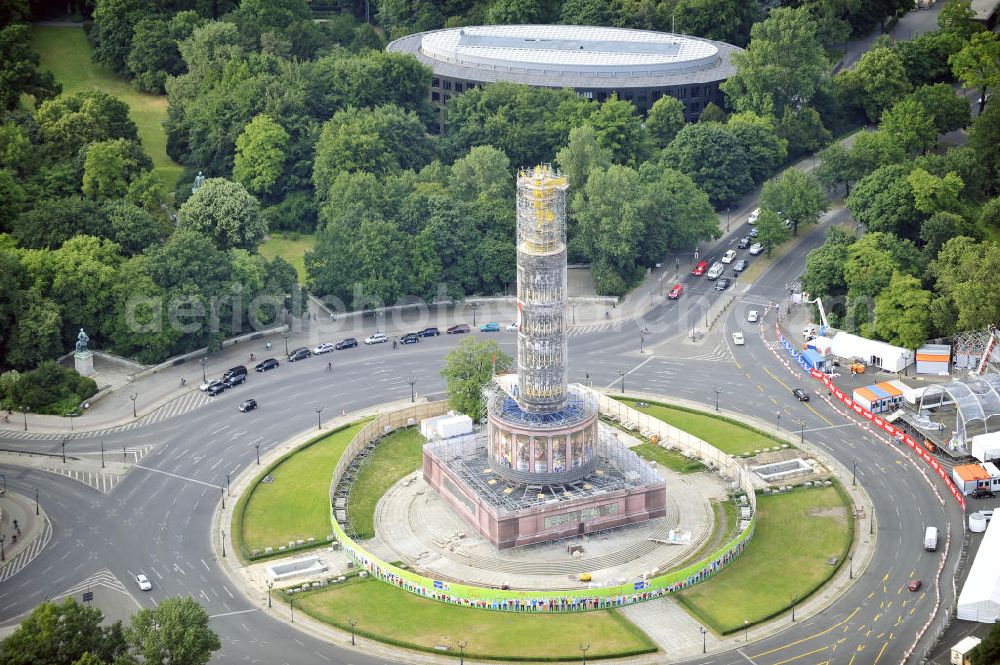 Berlin from above - Blick auf die wegen Baumaßnahmen verhüllte und eingerüstete Siegessäule im Berliner Tiergarten. Derzeit wird die Siegessäule umfassend renoviert, unter an derem mit einer kompletten Neuvergoldung der Viktoria. Auf der Straße des 17. Juni ist die Fanmeile zur WM 2010 zu sehen. View of the construction work at the Victory Column in Berlin's Tiergarten. Currently, the Victory Column is completely renovated, including a complete new gilding of Victoria.