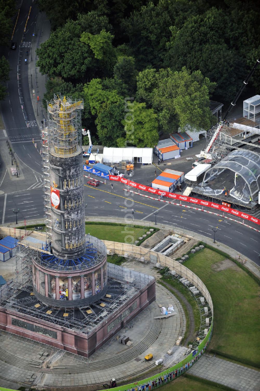 Aerial image Berlin - Blick auf die wegen Baumaßnahmen verhüllte und eingerüstete Siegessäule im Berliner Tiergarten. Derzeit wird die Siegessäule umfassend renoviert, unter an derem mit einer kompletten Neuvergoldung der Viktoria. Auf der Straße des 17. Juni ist die Fanmeile zur WM 2010 zu sehen. View of the construction work at the Victory Column in Berlin's Tiergarten. Currently, the Victory Column is completely renovated, including a complete new gilding of Victoria.