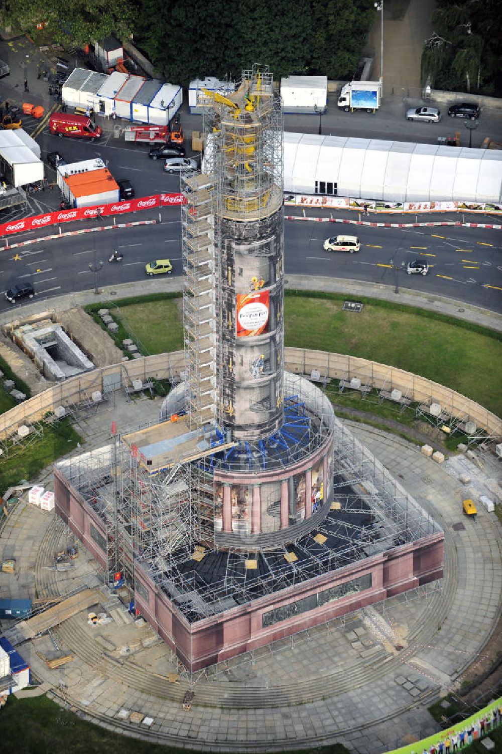 Aerial image Berlin - Blick auf die wegen Baumaßnahmen verhüllte und eingerüstete Siegessäule im Berliner Tiergarten. Derzeit wird die Siegessäule umfassend renoviert, unter an derem mit einer kompletten Neuvergoldung der Viktoria. Auf der Straße des 17. Juni ist die Fanmeile zur WM 2010 zu sehen. View of the construction work at the Victory Column in Berlin's Tiergarten. Currently, the Victory Column is completely renovated, including a complete new gilding of Victoria.