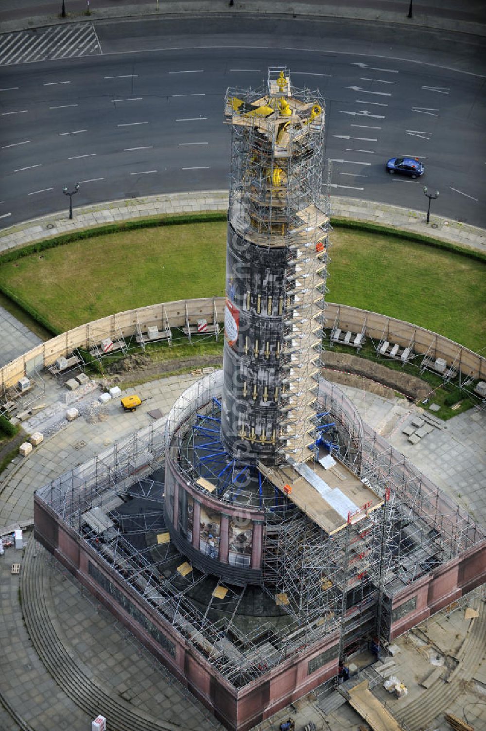 Berlin from above - Blick auf die wegen Baumaßnahmen verhüllte und eingerüstete Siegessäule im Berliner Tiergarten. Derzeit wird die Siegessäule umfassend renoviert, unter an derem mit einer kompletten Neuvergoldung der Viktoria. Auf der Straße des 17. Juni ist die Fanmeile zur WM 2010 zu sehen. View of the construction work at the Victory Column in Berlin's Tiergarten. Currently, the Victory Column is completely renovated, including a complete new gilding of Victoria.