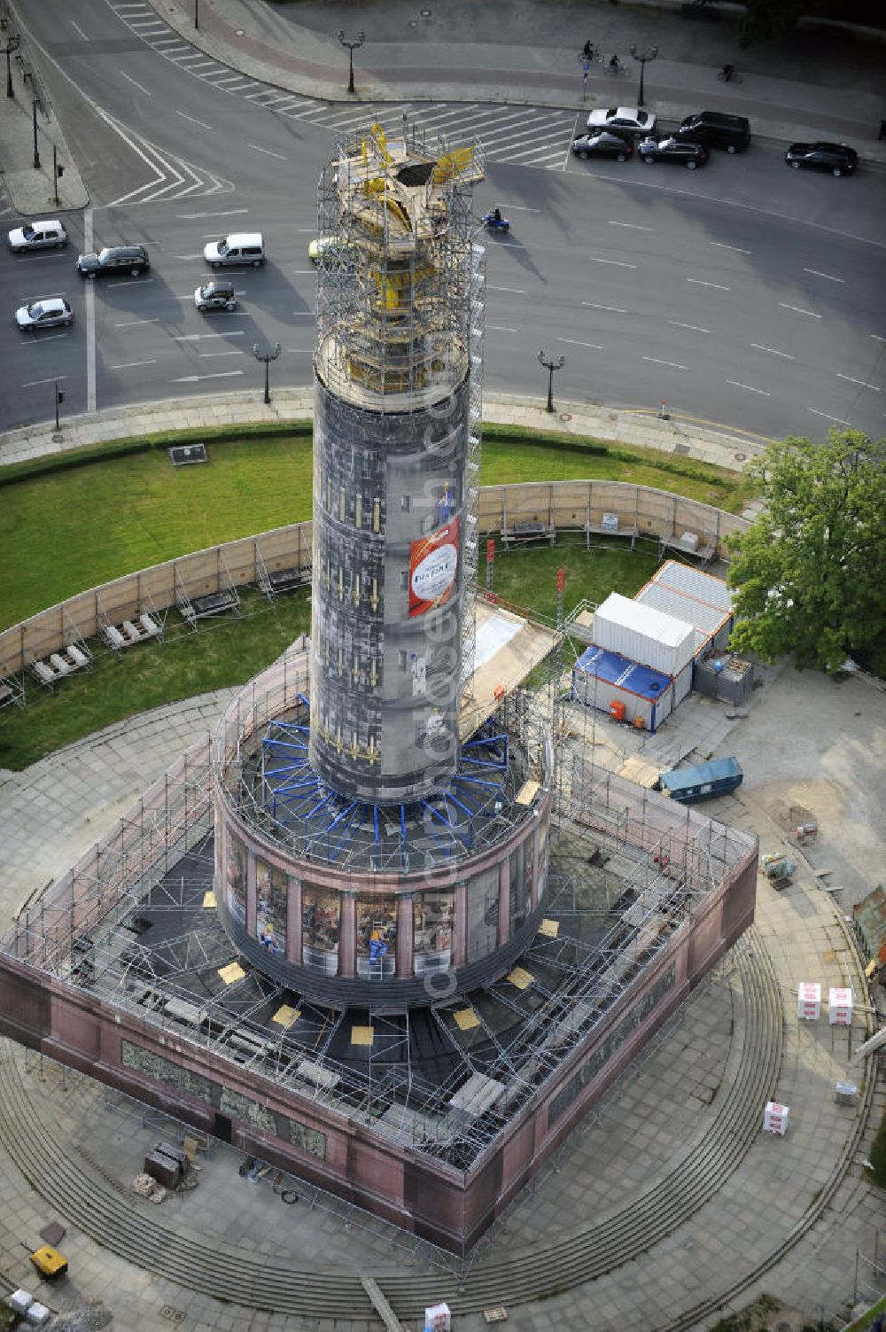 Aerial image Berlin - Blick auf die wegen Baumaßnahmen verhüllte und eingerüstete Siegessäule im Berliner Tiergarten. Derzeit wird die Siegessäule umfassend renoviert, unter an derem mit einer kompletten Neuvergoldung der Viktoria. Auf der Straße des 17. Juni ist die Fanmeile zur WM 2010 zu sehen. View of the construction work at the Victory Column in Berlin's Tiergarten. Currently, the Victory Column is completely renovated, including a complete new gilding of Victoria.