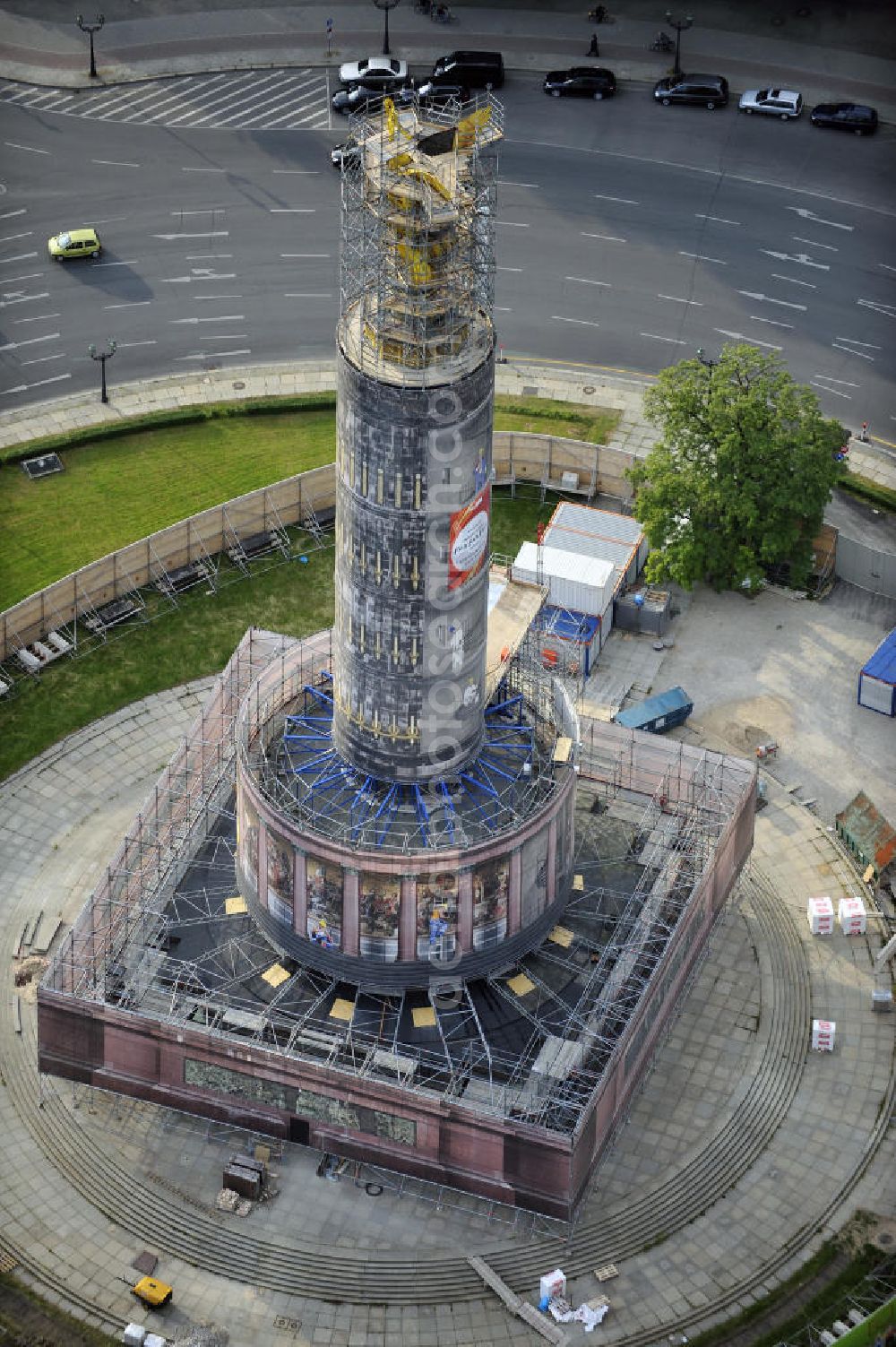 Aerial photograph Berlin - Blick auf die wegen Baumaßnahmen verhüllte und eingerüstete Siegessäule im Berliner Tiergarten. Derzeit wird die Siegessäule umfassend renoviert, unter an derem mit einer kompletten Neuvergoldung der Viktoria. Auf der Straße des 17. Juni ist die Fanmeile zur WM 2010 zu sehen. View of the construction work at the Victory Column in Berlin's Tiergarten. Currently, the Victory Column is completely renovated, including a complete new gilding of Victoria.