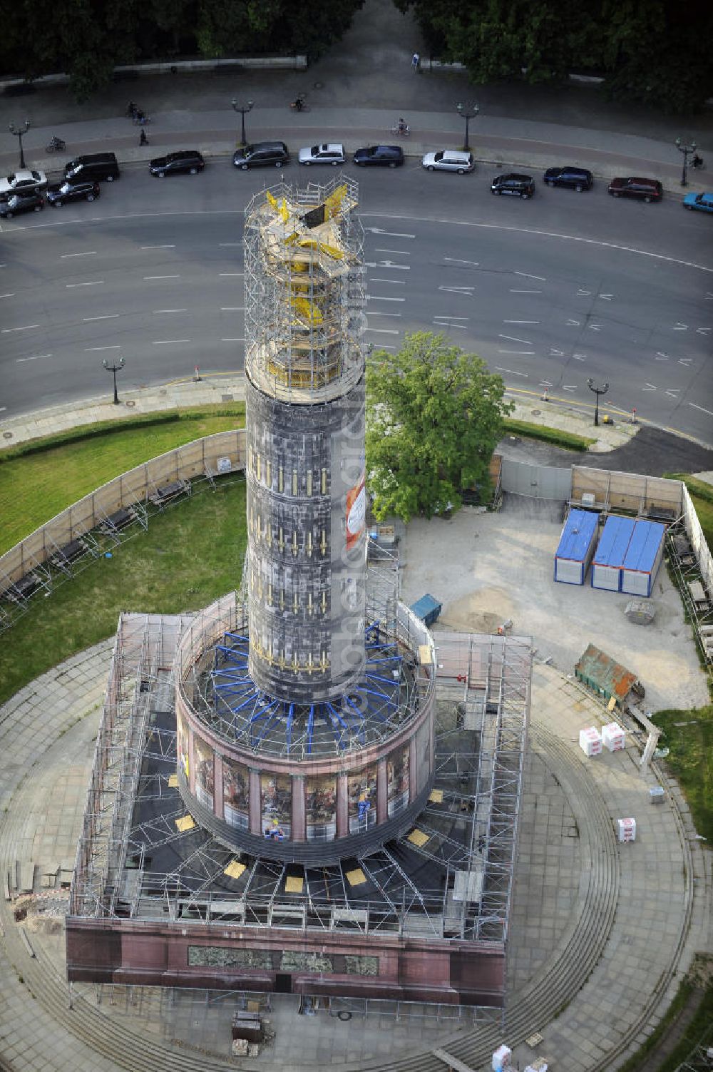 Berlin from above - Blick auf die wegen Baumaßnahmen verhüllte und eingerüstete Siegessäule im Berliner Tiergarten. Derzeit wird die Siegessäule umfassend renoviert, unter an derem mit einer kompletten Neuvergoldung der Viktoria. Auf der Straße des 17. Juni ist die Fanmeile zur WM 2010 zu sehen. View of the construction work at the Victory Column in Berlin's Tiergarten. Currently, the Victory Column is completely renovated, including a complete new gilding of Victoria.