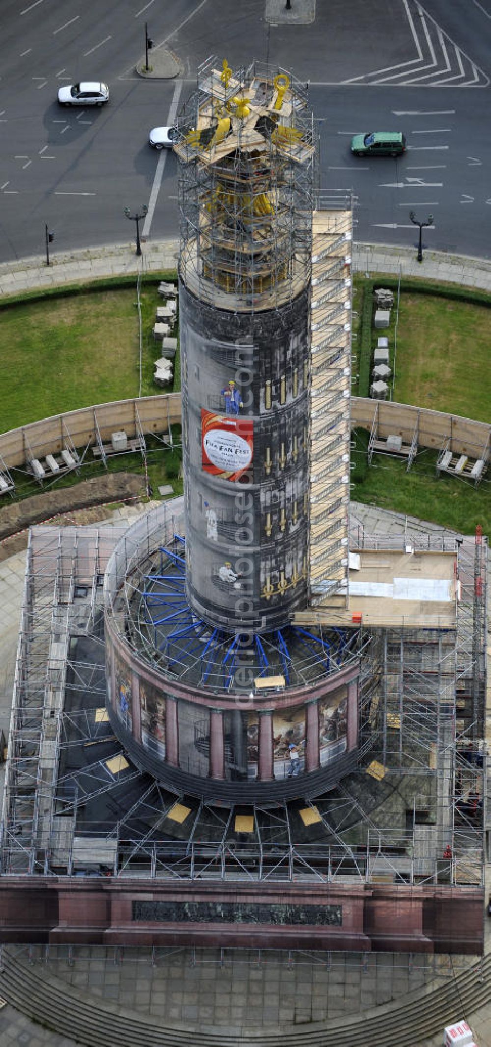 Aerial image Berlin - Blick auf die wegen Baumaßnahmen verhüllte und eingerüstete Siegessäule im Berliner Tiergarten. Derzeit wird die Siegessäule umfassend renoviert, unter an derem mit einer kompletten Neuvergoldung der Viktoria. Auf der Straße des 17. Juni ist die Fanmeile zur WM 2010 zu sehen. View of the construction work at the Victory Column in Berlin's Tiergarten. Currently, the Victory Column is completely renovated, including a complete new gilding of Victoria.