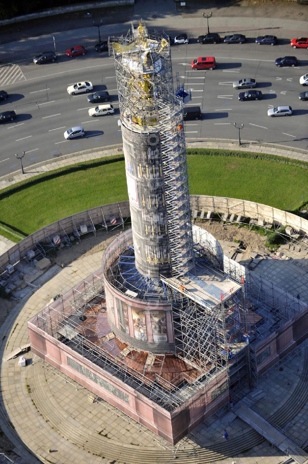 Aerial photograph Berlin - Blick auf die wegen Baumaßnahmen verhüllte und eingerüstete Siegessäule im Berliner Tiergarten. Derzeit wird die Siegessäule umfassend renoviert, unter an derem mit einer kompletten Neuvergoldung der Viktoria. Auf der Straße des 17. Juni ist die Fanmeile zur WM 2010 zu sehen. View of the construction work at the Victory Column in Berlin's Tiergarten. Currently, the Victory Column is completely renovated, including a complete new gilding of Victoria.