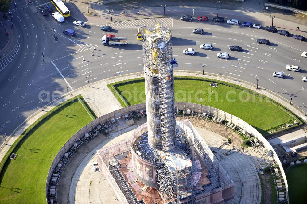 Berlin from above - Blick auf die wegen Baumaßnahmen verhüllte und eingerüstete Siegessäule im Berliner Tiergarten. Derzeit wird die Siegessäule umfassend renoviert, unter an derem mit einer kompletten Neuvergoldung der Viktoria. Auf der Straße des 17. Juni ist die Fanmeile zur WM 2010 zu sehen. View of the construction work at the Victory Column in Berlin's Tiergarten. Currently, the Victory Column is completely renovated, including a complete new gilding of Victoria.