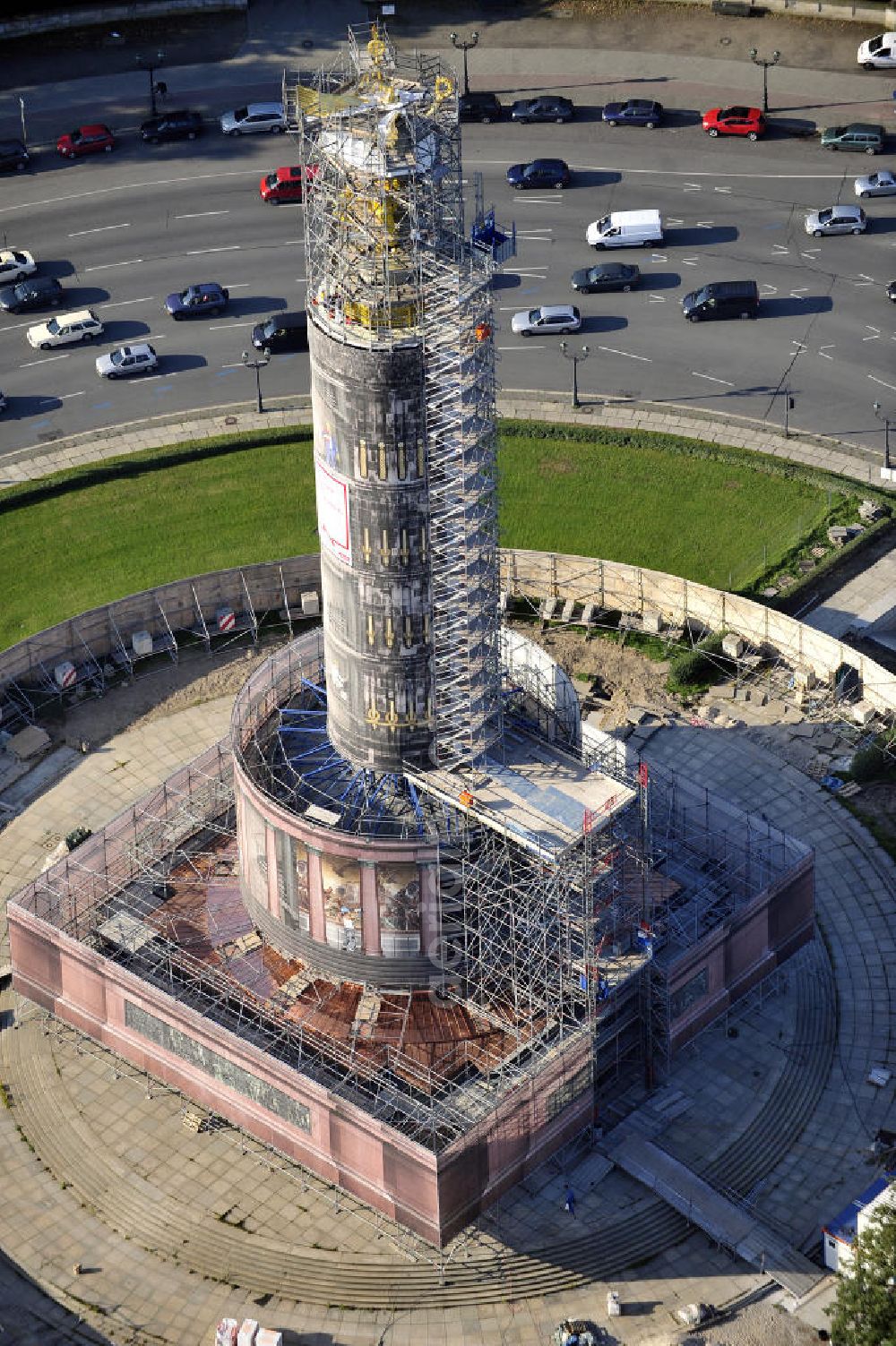 Berlin from the bird's eye view: Blick auf die wegen Baumaßnahmen verhüllte und eingerüstete Siegessäule im Berliner Tiergarten. Derzeit wird die Siegessäule umfassend renoviert, unter an derem mit einer kompletten Neuvergoldung der Viktoria. Auf der Straße des 17. Juni ist die Fanmeile zur WM 2010 zu sehen. View of the construction work at the Victory Column in Berlin's Tiergarten. Currently, the Victory Column is completely renovated, including a complete new gilding of Victoria.