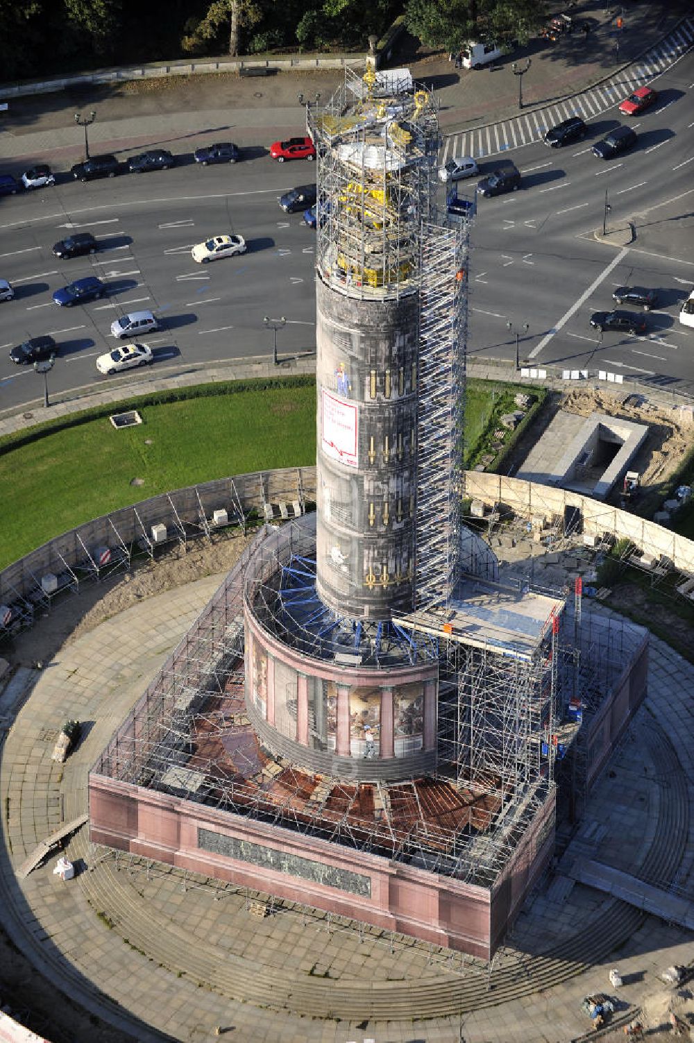 Aerial image Berlin - Blick auf die wegen Baumaßnahmen verhüllte und eingerüstete Siegessäule im Berliner Tiergarten. Derzeit wird die Siegessäule umfassend renoviert, unter an derem mit einer kompletten Neuvergoldung der Viktoria. Auf der Straße des 17. Juni ist die Fanmeile zur WM 2010 zu sehen. View of the construction work at the Victory Column in Berlin's Tiergarten. Currently, the Victory Column is completely renovated, including a complete new gilding of Victoria.