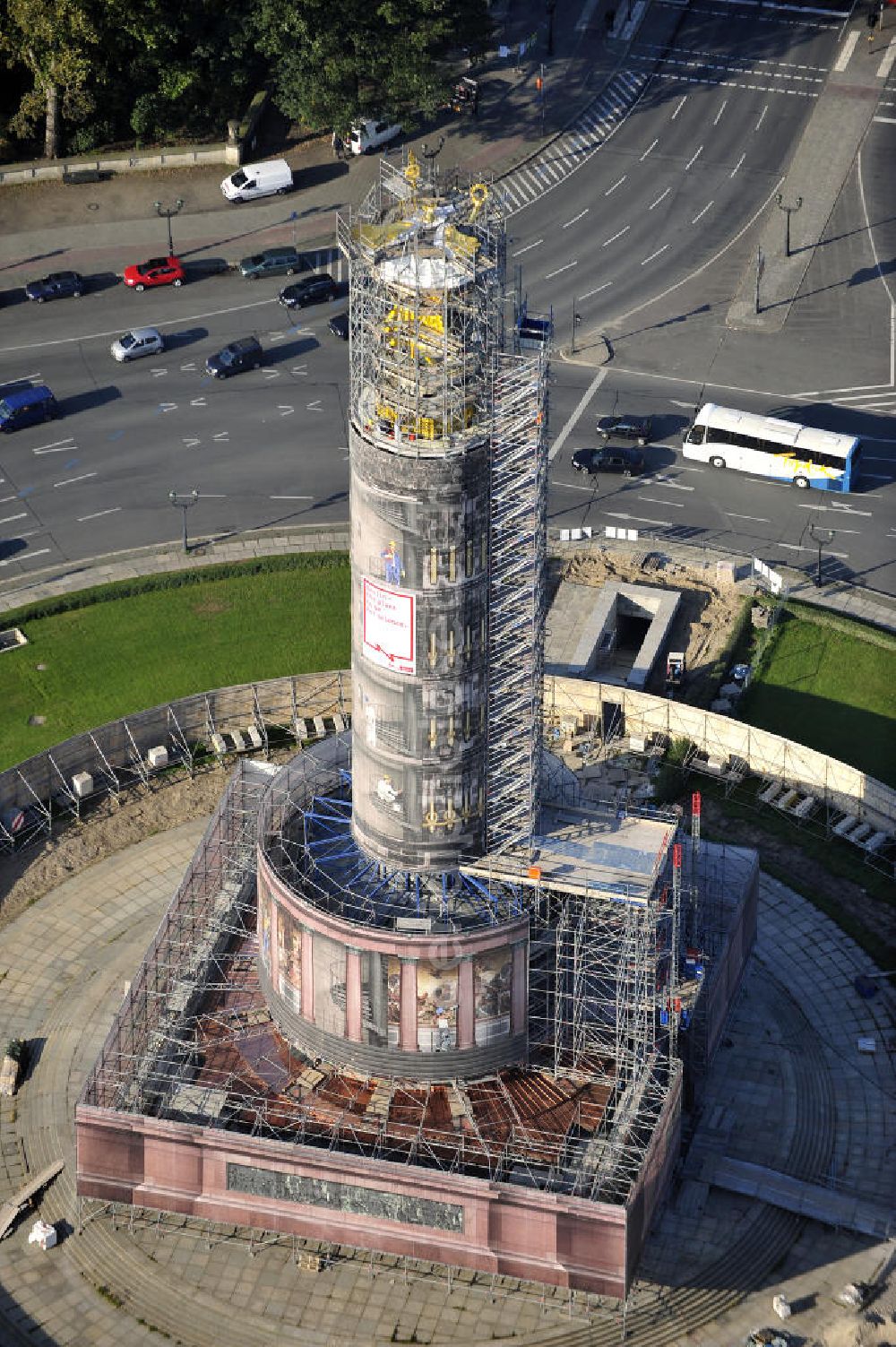 Aerial photograph Berlin - Blick auf die wegen Baumaßnahmen verhüllte und eingerüstete Siegessäule im Berliner Tiergarten. Derzeit wird die Siegessäule umfassend renoviert, unter an derem mit einer kompletten Neuvergoldung der Viktoria. Auf der Straße des 17. Juni ist die Fanmeile zur WM 2010 zu sehen. View of the construction work at the Victory Column in Berlin's Tiergarten. Currently, the Victory Column is completely renovated, including a complete new gilding of Victoria.