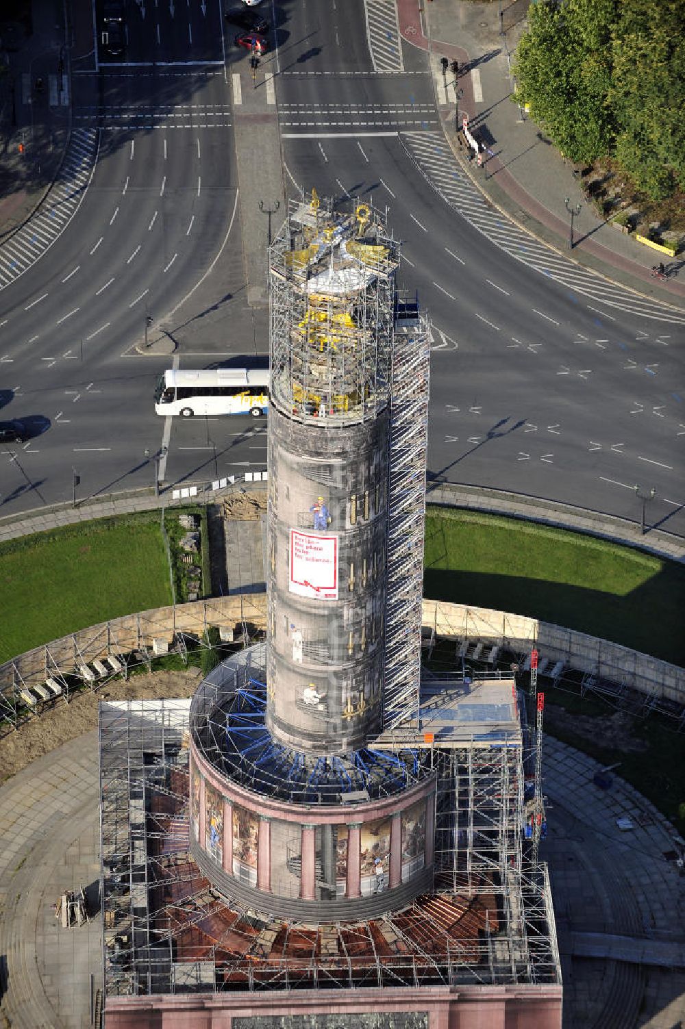 Berlin from above - Blick auf die wegen Baumaßnahmen verhüllte und eingerüstete Siegessäule im Berliner Tiergarten. Derzeit wird die Siegessäule umfassend renoviert, unter an derem mit einer kompletten Neuvergoldung der Viktoria. Auf der Straße des 17. Juni ist die Fanmeile zur WM 2010 zu sehen. View of the construction work at the Victory Column in Berlin's Tiergarten. Currently, the Victory Column is completely renovated, including a complete new gilding of Victoria.