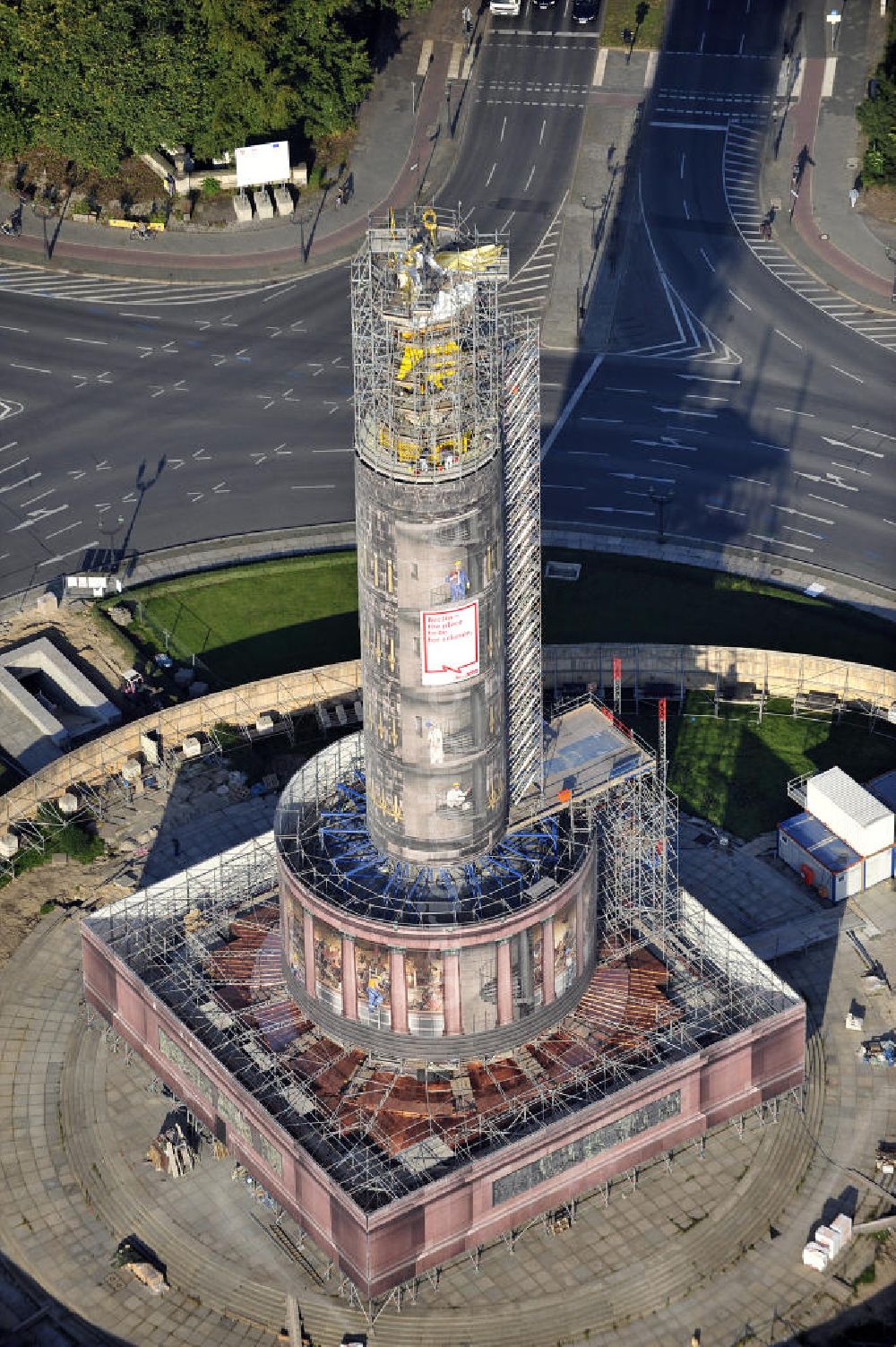 Aerial image Berlin - Blick auf die wegen Baumaßnahmen verhüllte und eingerüstete Siegessäule im Berliner Tiergarten. Derzeit wird die Siegessäule umfassend renoviert, unter an derem mit einer kompletten Neuvergoldung der Viktoria. Auf der Straße des 17. Juni ist die Fanmeile zur WM 2010 zu sehen. View of the construction work at the Victory Column in Berlin's Tiergarten. Currently, the Victory Column is completely renovated, including a complete new gilding of Victoria.