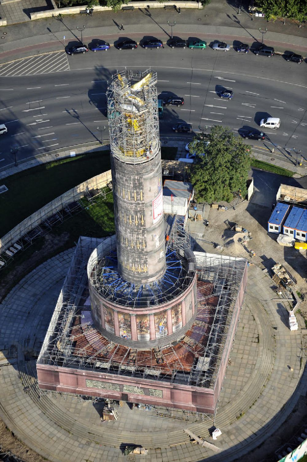 Berlin from above - Blick auf die wegen Baumaßnahmen verhüllte und eingerüstete Siegessäule im Berliner Tiergarten. Derzeit wird die Siegessäule umfassend renoviert, unter an derem mit einer kompletten Neuvergoldung der Viktoria. Auf der Straße des 17. Juni ist die Fanmeile zur WM 2010 zu sehen. View of the construction work at the Victory Column in Berlin's Tiergarten. Currently, the Victory Column is completely renovated, including a complete new gilding of Victoria.