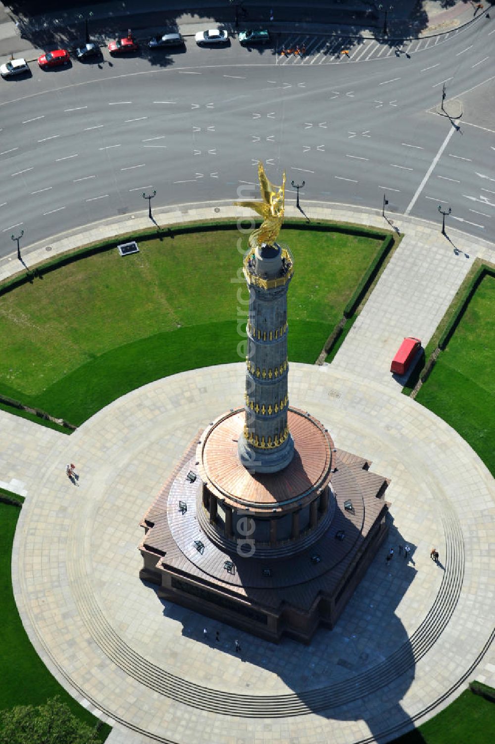 Aerial image Berlin - Blick Neuvergoldete Viktoria auf der restaurierten Siegessäule im Berliner Tiergarten am Großen Stern. Die Siegessäule wurde umfassend renoviert, unter an derem mit einer kompletten Neuvergoldung der Viktoria. View of the Victory Column in Berlin's Tiergarten.The Victory Column is completely renovated, including a complete new gilding of Victoria.