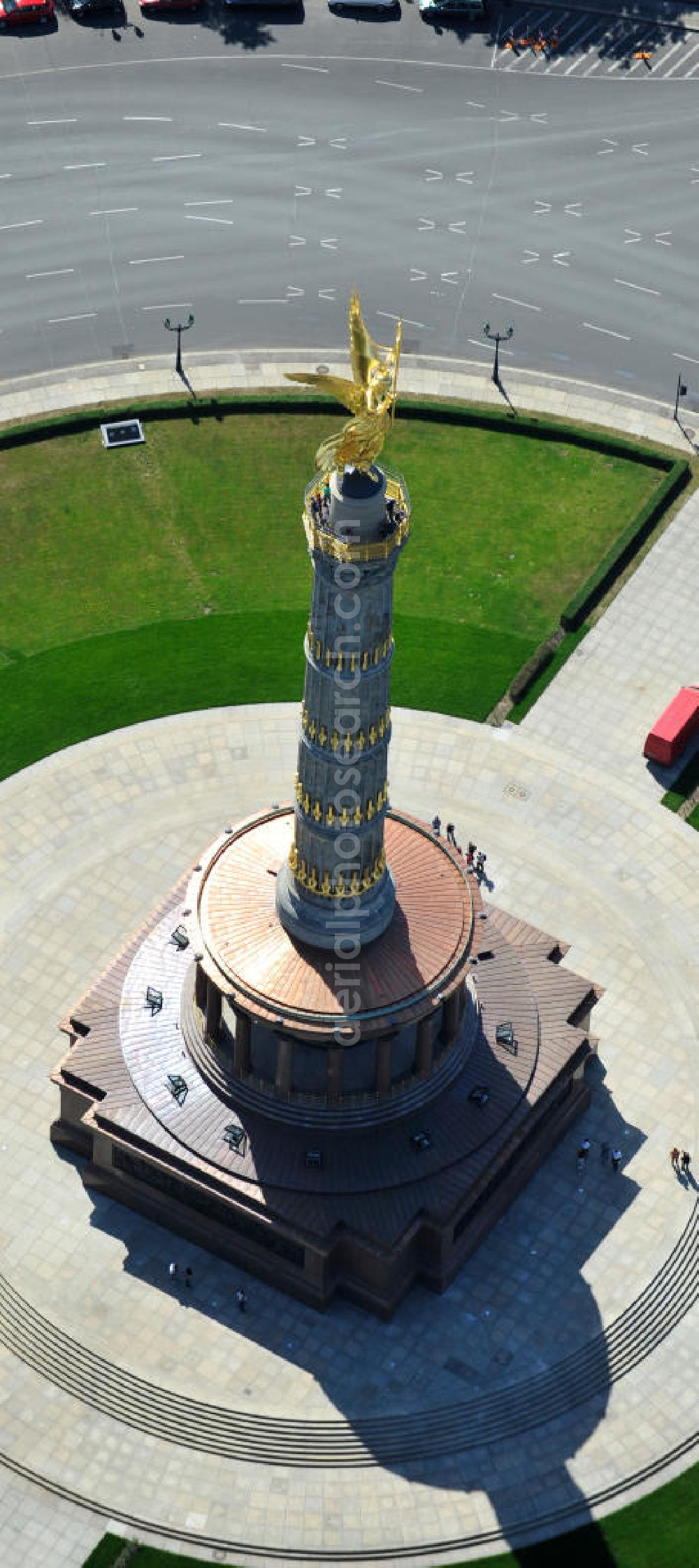 Aerial photograph Berlin - Blick Neuvergoldete Viktoria auf der restaurierten Siegessäule im Berliner Tiergarten am Großen Stern. Die Siegessäule wurde umfassend renoviert, unter an derem mit einer kompletten Neuvergoldung der Viktoria. View of the Victory Column in Berlin's Tiergarten.The Victory Column is completely renovated, including a complete new gilding of Victoria.