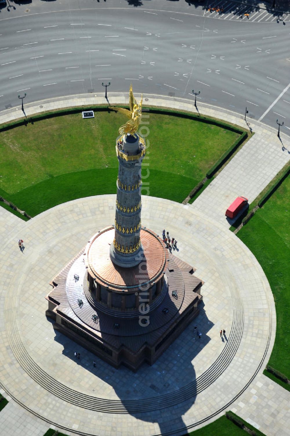 Berlin from above - Blick Neuvergoldete Viktoria auf der restaurierten Siegessäule im Berliner Tiergarten am Großen Stern. Die Siegessäule wurde umfassend renoviert, unter an derem mit einer kompletten Neuvergoldung der Viktoria. View of the Victory Column in Berlin's Tiergarten.The Victory Column is completely renovated, including a complete new gilding of Victoria.