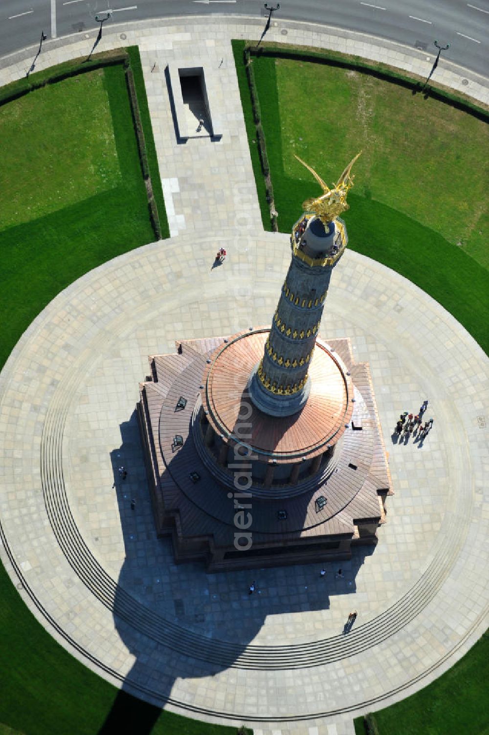 Berlin from the bird's eye view: Blick Neuvergoldete Viktoria auf der restaurierten Siegessäule im Berliner Tiergarten am Großen Stern. Die Siegessäule wurde umfassend renoviert, unter an derem mit einer kompletten Neuvergoldung der Viktoria. View of the Victory Column in Berlin's Tiergarten.The Victory Column is completely renovated, including a complete new gilding of Victoria.