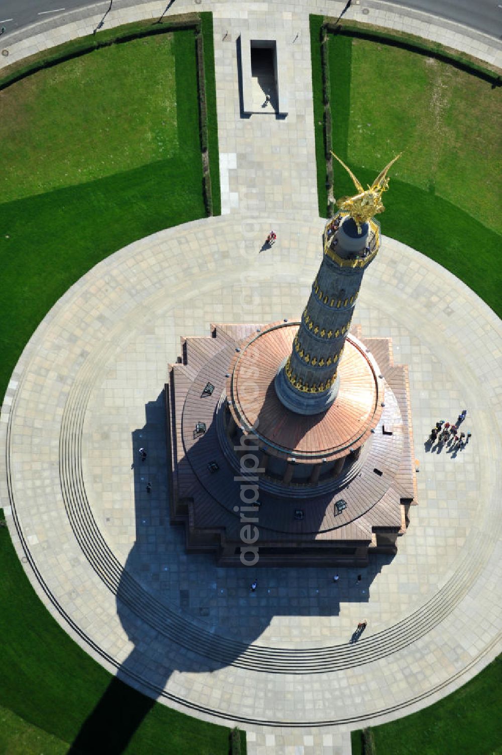 Aerial image Berlin - Blick Neuvergoldete Viktoria auf der restaurierten Siegessäule im Berliner Tiergarten am Großen Stern. Die Siegessäule wurde umfassend renoviert, unter an derem mit einer kompletten Neuvergoldung der Viktoria. View of the Victory Column in Berlin's Tiergarten.The Victory Column is completely renovated, including a complete new gilding of Victoria.