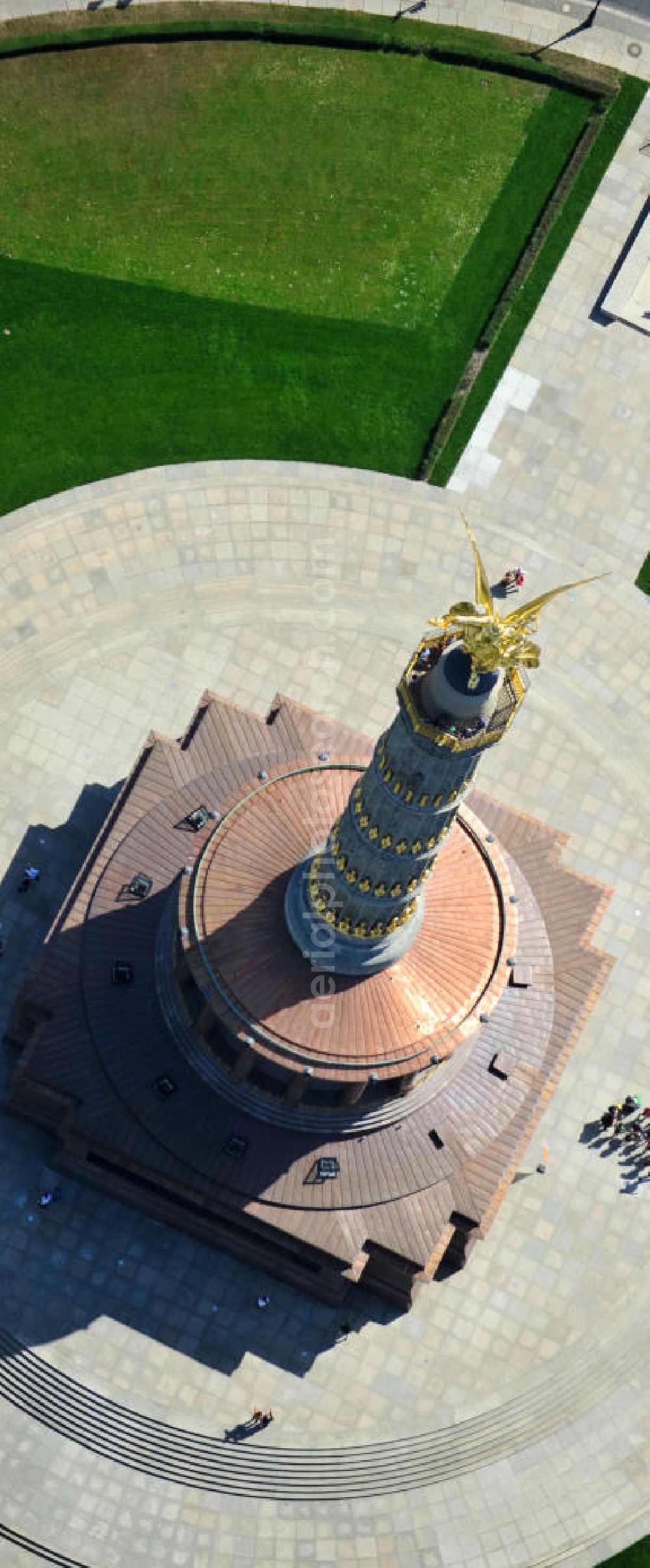 Aerial photograph Berlin - Blick Neuvergoldete Viktoria auf der restaurierten Siegessäule im Berliner Tiergarten am Großen Stern. Die Siegessäule wurde umfassend renoviert, unter an derem mit einer kompletten Neuvergoldung der Viktoria. View of the Victory Column in Berlin's Tiergarten.The Victory Column is completely renovated, including a complete new gilding of Victoria.