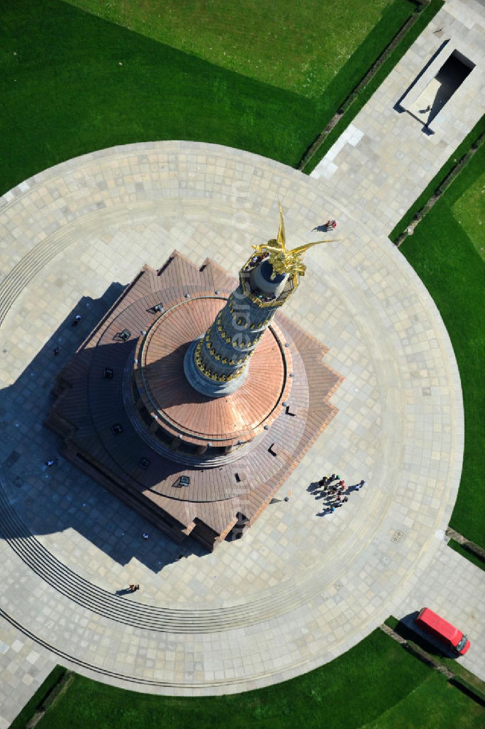 Berlin from above - Blick Neuvergoldete Viktoria auf der restaurierten Siegessäule im Berliner Tiergarten am Großen Stern. Die Siegessäule wurde umfassend renoviert, unter an derem mit einer kompletten Neuvergoldung der Viktoria. View of the Victory Column in Berlin's Tiergarten.The Victory Column is completely renovated, including a complete new gilding of Victoria.