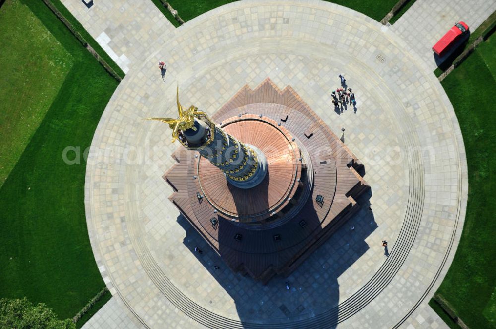 Berlin from the bird's eye view: Blick Neuvergoldete Viktoria auf der restaurierten Siegessäule im Berliner Tiergarten am Großen Stern. Die Siegessäule wurde umfassend renoviert, unter an derem mit einer kompletten Neuvergoldung der Viktoria. View of the Victory Column in Berlin's Tiergarten.The Victory Column is completely renovated, including a complete new gilding of Victoria.