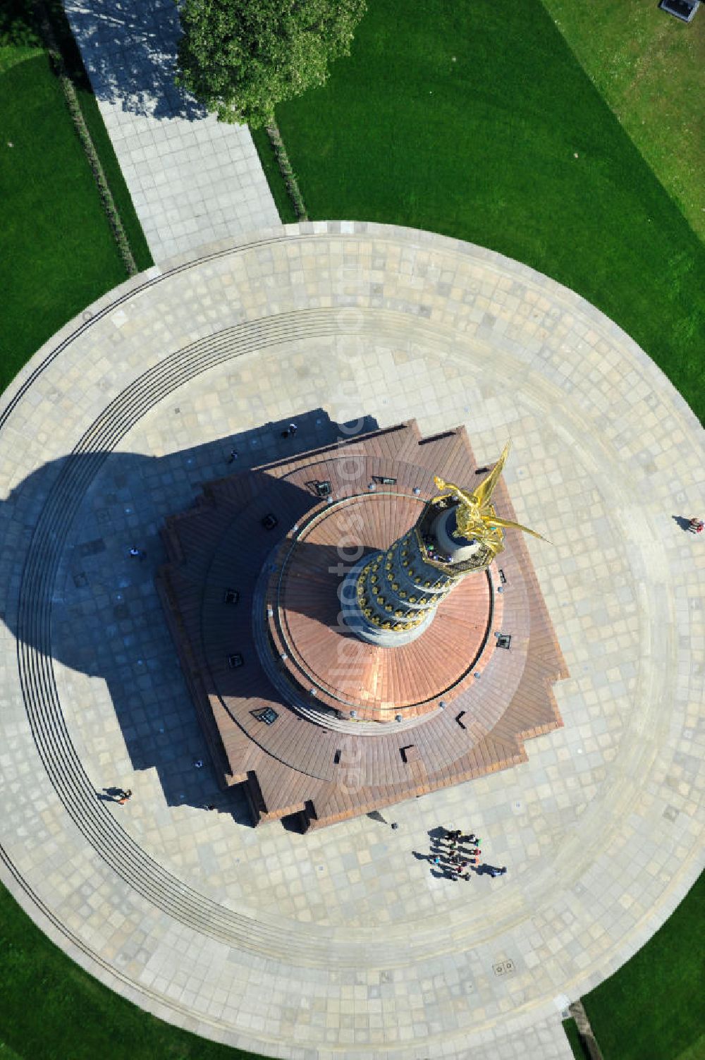 Aerial image Berlin - Blick Neuvergoldete Viktoria auf der restaurierten Siegessäule im Berliner Tiergarten am Großen Stern. Die Siegessäule wurde umfassend renoviert, unter an derem mit einer kompletten Neuvergoldung der Viktoria. View of the Victory Column in Berlin's Tiergarten.The Victory Column is completely renovated, including a complete new gilding of Victoria.