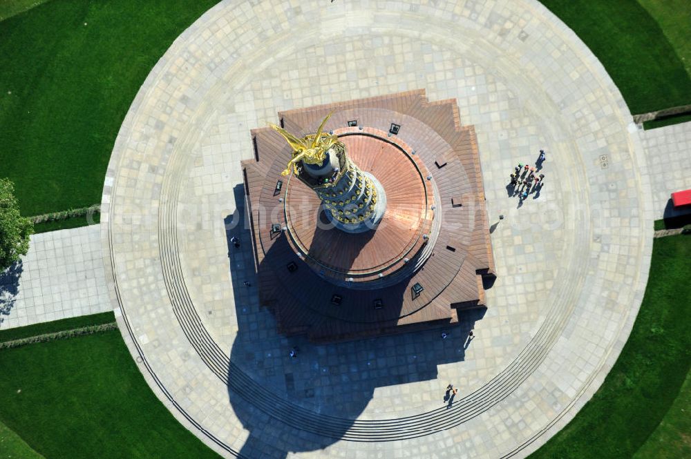 Aerial photograph Berlin - Blick Neuvergoldete Viktoria auf der restaurierten Siegessäule im Berliner Tiergarten am Großen Stern. Die Siegessäule wurde umfassend renoviert, unter an derem mit einer kompletten Neuvergoldung der Viktoria. View of the Victory Column in Berlin's Tiergarten.The Victory Column is completely renovated, including a complete new gilding of Victoria.