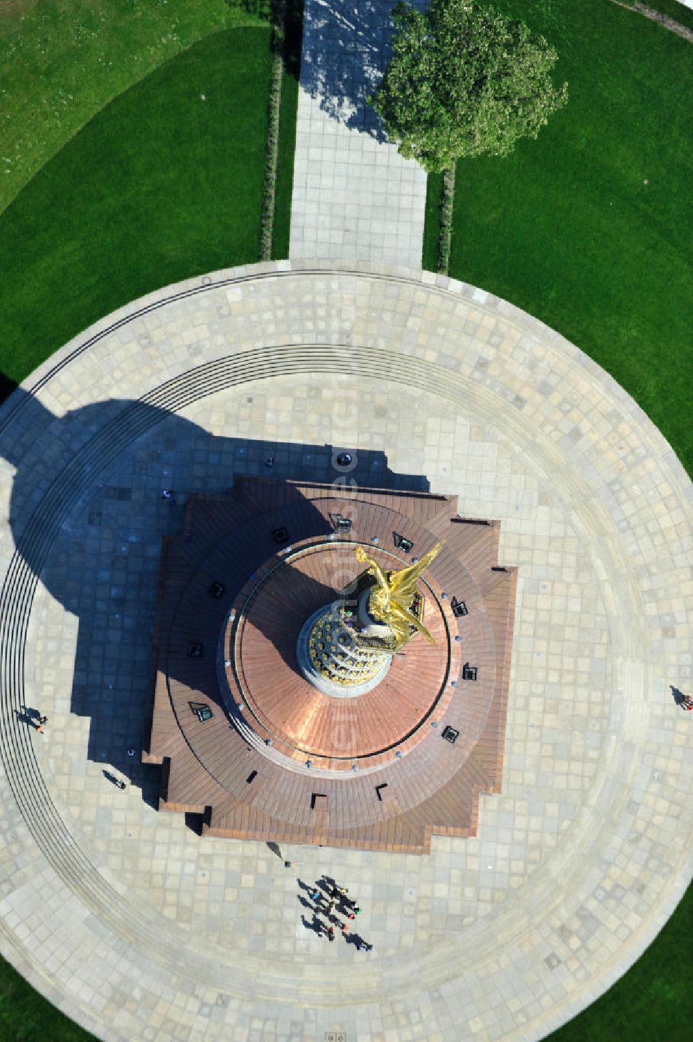 Berlin from above - Blick Neuvergoldete Viktoria auf der restaurierten Siegessäule im Berliner Tiergarten am Großen Stern. Die Siegessäule wurde umfassend renoviert, unter an derem mit einer kompletten Neuvergoldung der Viktoria. View of the Victory Column in Berlin's Tiergarten.The Victory Column is completely renovated, including a complete new gilding of Victoria.