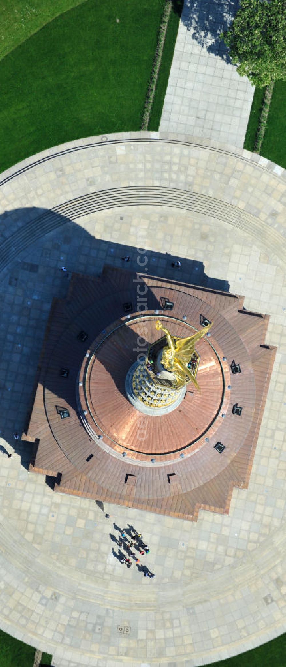 Berlin from the bird's eye view: Blick Neuvergoldete Viktoria auf der restaurierten Siegessäule im Berliner Tiergarten am Großen Stern. Die Siegessäule wurde umfassend renoviert, unter an derem mit einer kompletten Neuvergoldung der Viktoria. View of the Victory Column in Berlin's Tiergarten.The Victory Column is completely renovated, including a complete new gilding of Victoria.