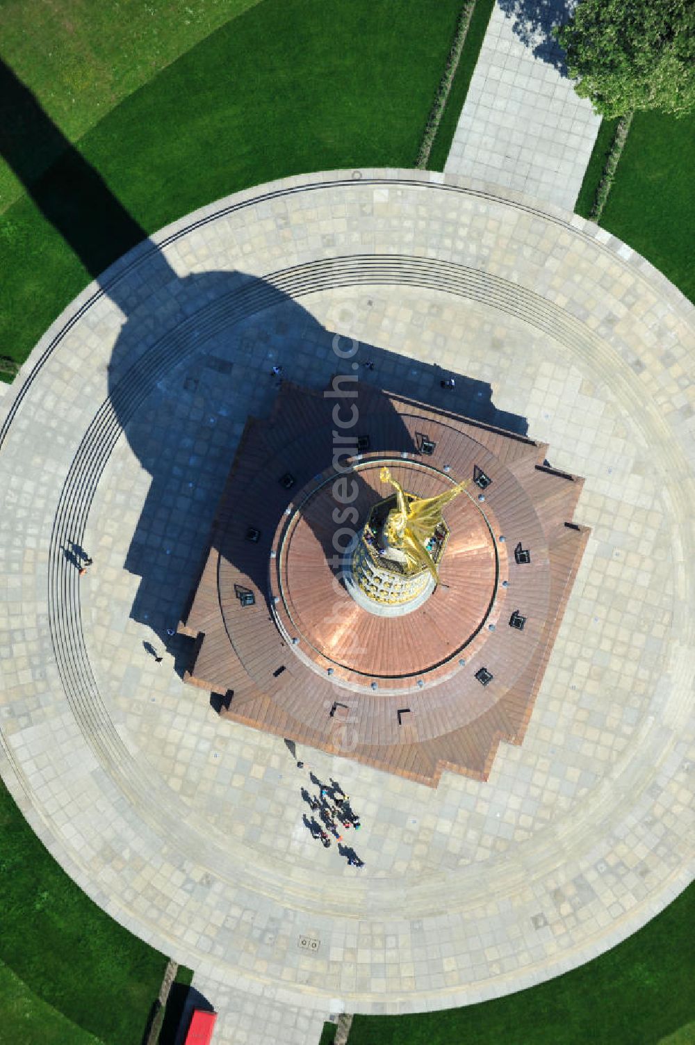 Aerial image Berlin - Blick Neuvergoldete Viktoria auf der restaurierten Siegessäule im Berliner Tiergarten am Großen Stern. Die Siegessäule wurde umfassend renoviert, unter an derem mit einer kompletten Neuvergoldung der Viktoria. View of the Victory Column in Berlin's Tiergarten.The Victory Column is completely renovated, including a complete new gilding of Victoria.